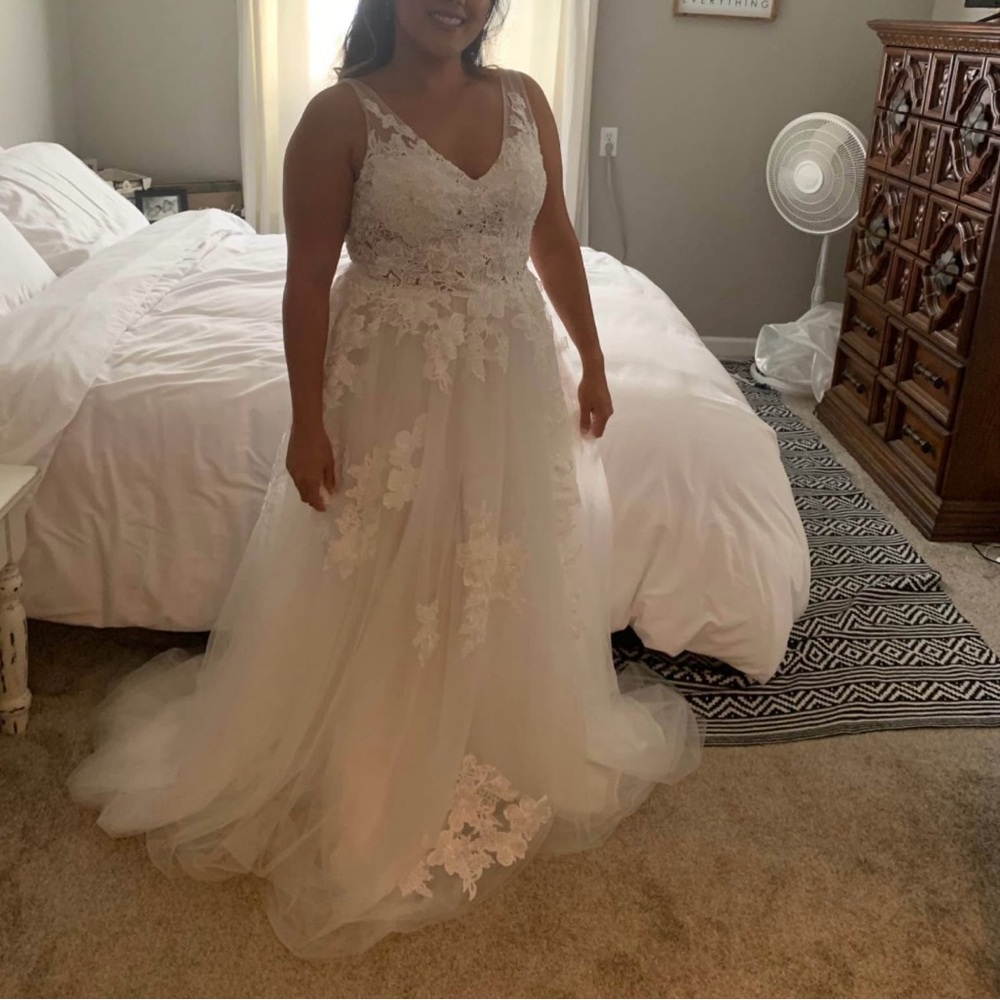 Elegant White Lace Wedding Dress
